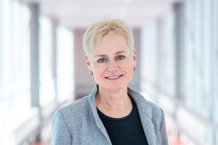 Portrait der Geschäftsführerin Anne Zurawski.