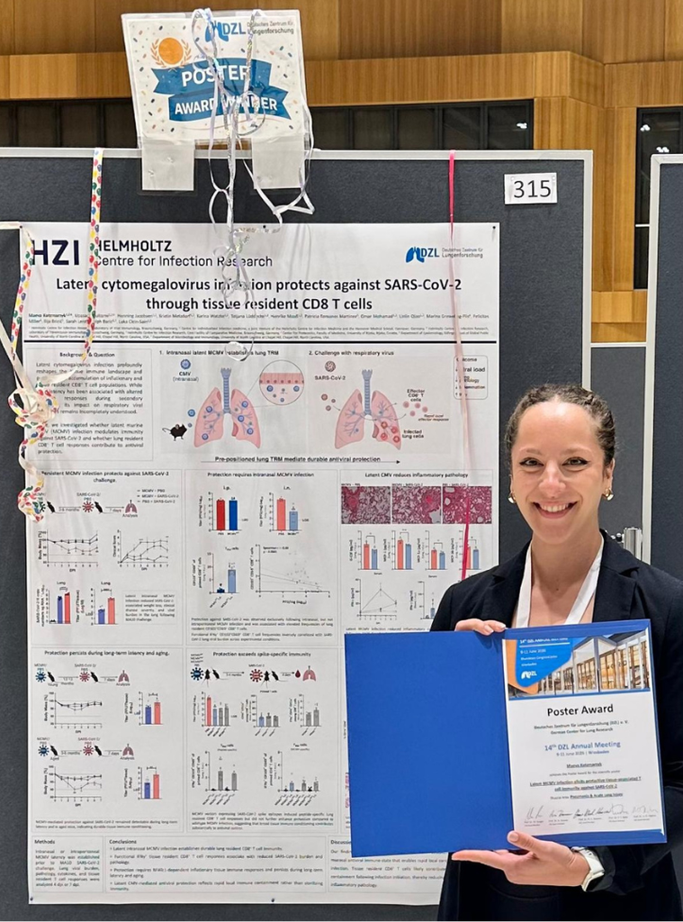 Maeva Katzmarzyk vor ihrem prämierten Poster. Sie untersucht, wie eine bereits bestehende Virusinfektion die Immunabwehr der Lunge langfristig verändern kann.